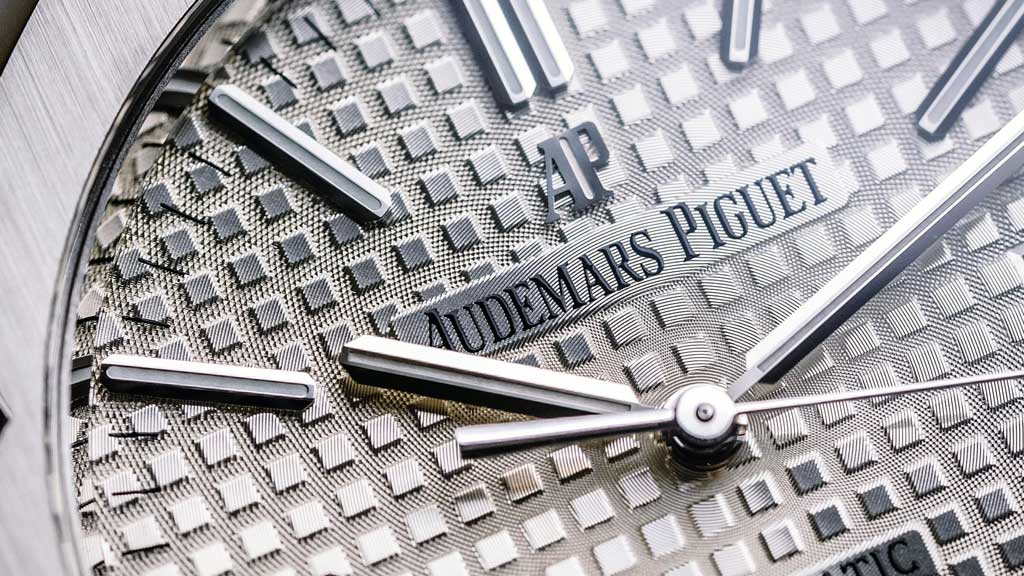 Armbanduhr im Genta Design