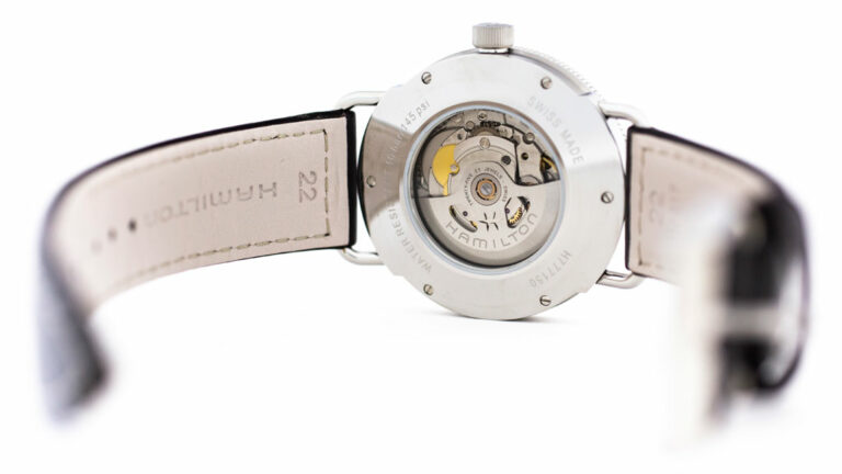 Uhr mit geschraubtem Boden