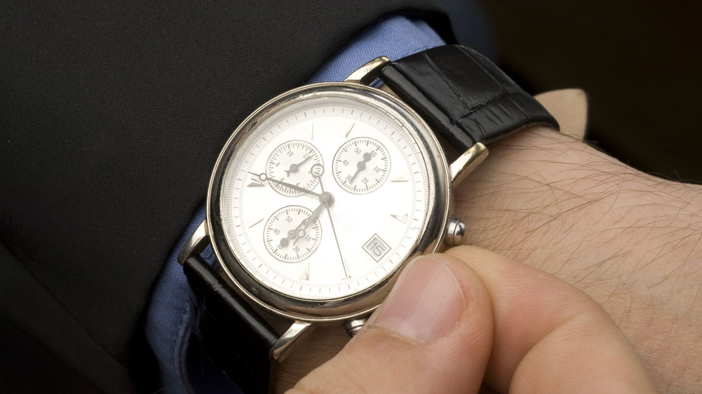 Armbanduhr aufziehen