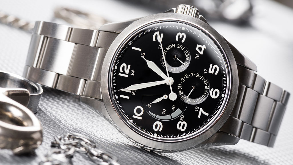 Armbanduhr mit Metallgehäuse