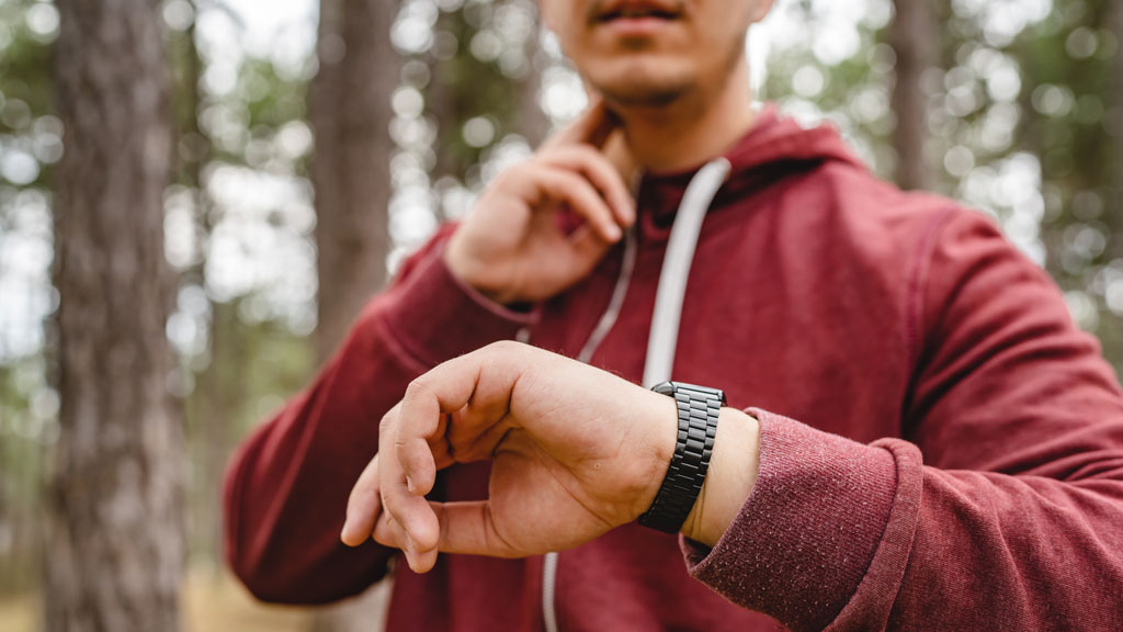 Mann mit Armbanduhr am Handgelenk
