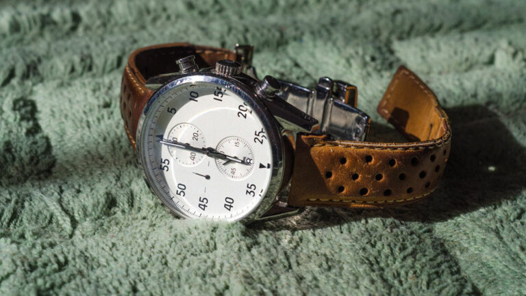 Armbanduhr mit weißem Zifferblatt