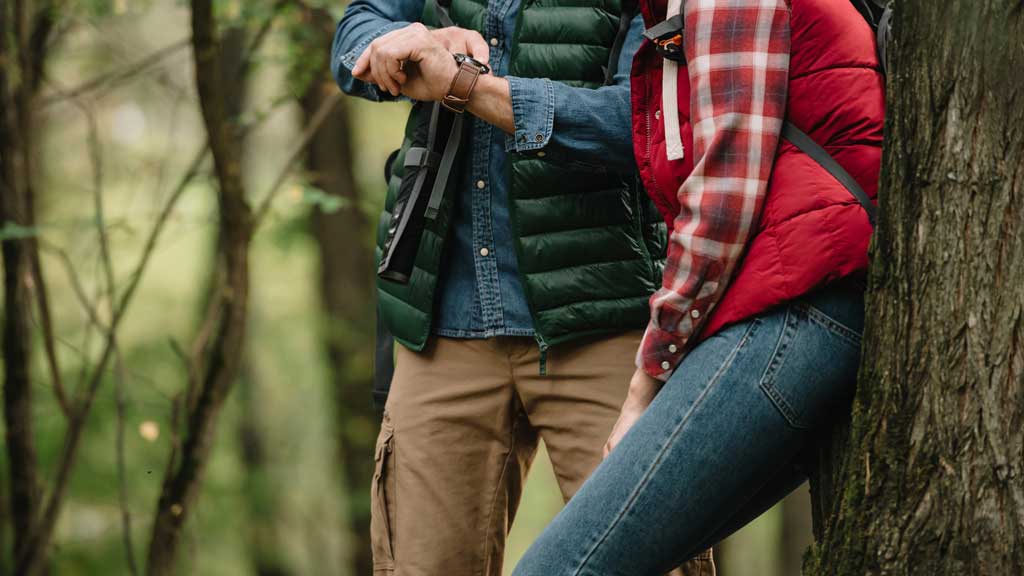 Jäger im Wald mit Uhr