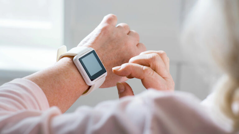 Seniorin mit Smartwatch