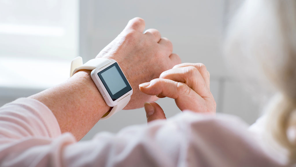 Seniorin mit Smartwatch