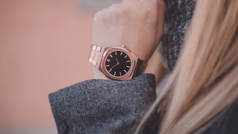 Depositphotos_354524714_XL_1024 Rosegolduhr kombiniert mit Blazer